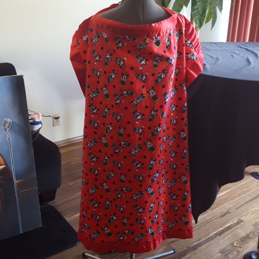 Minnie Mouse Nursing Cover.